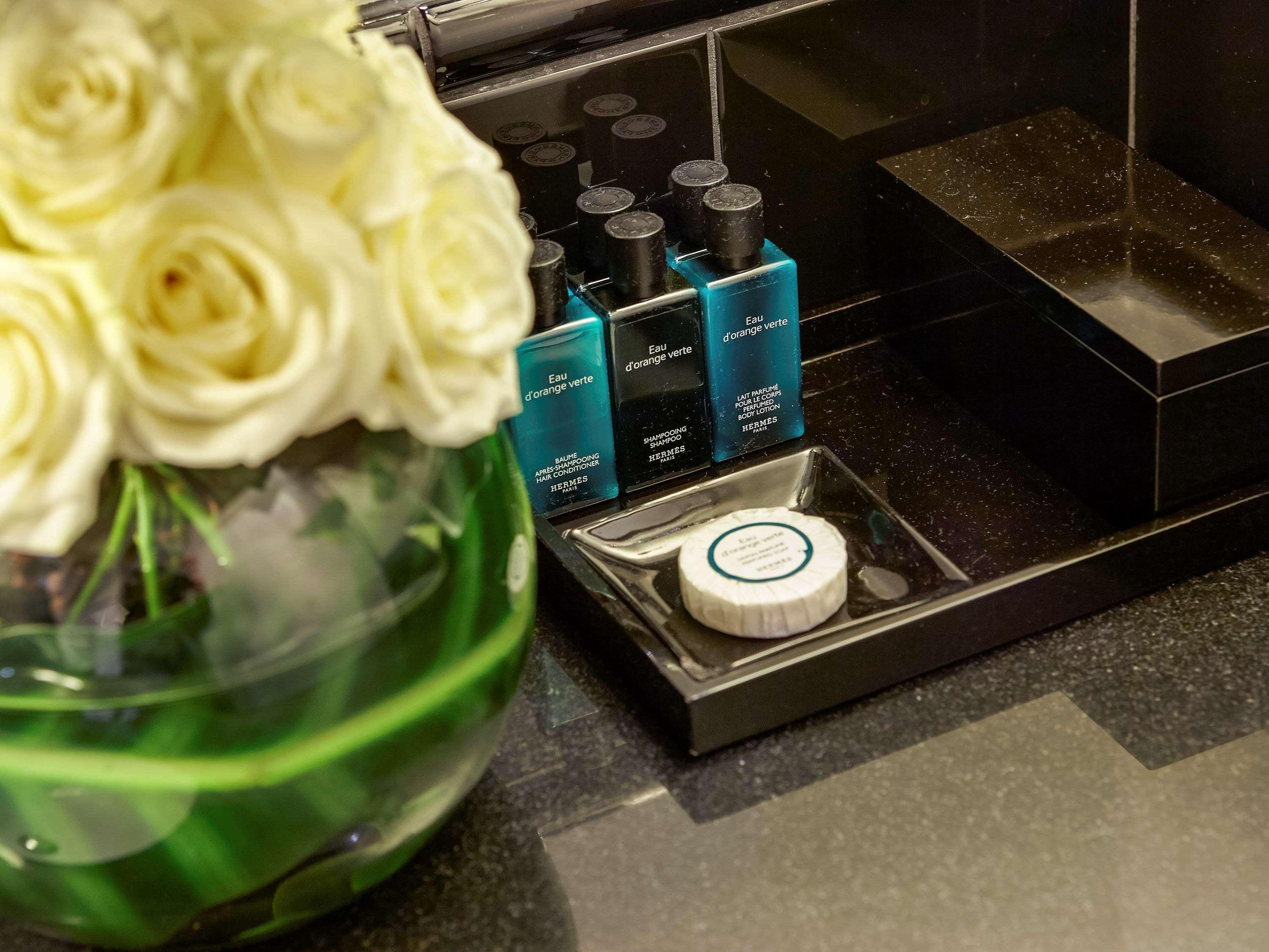 فندق سوفيتل لندن سانت جيمس المظهر الخارجي الصورة A selection of amenities
