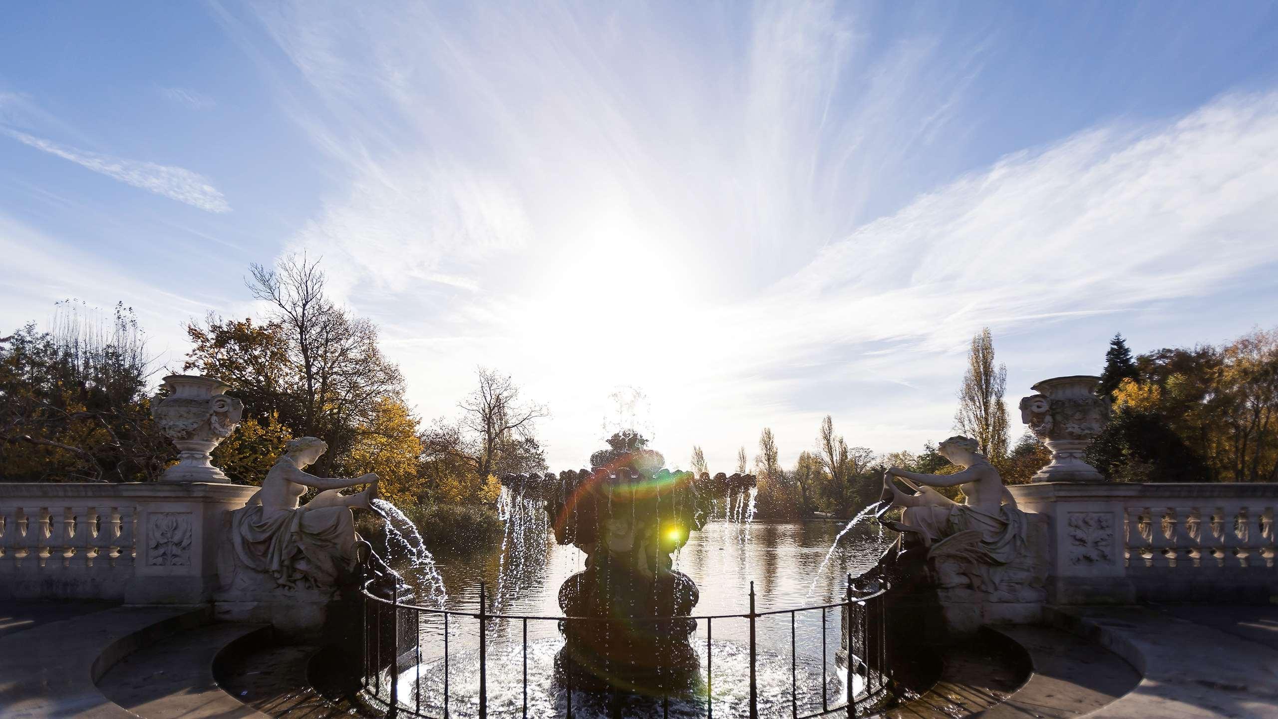 فندق سوفيتل لندن سانت جيمس المظهر الخارجي الصورة The fountain at the centre of the lake