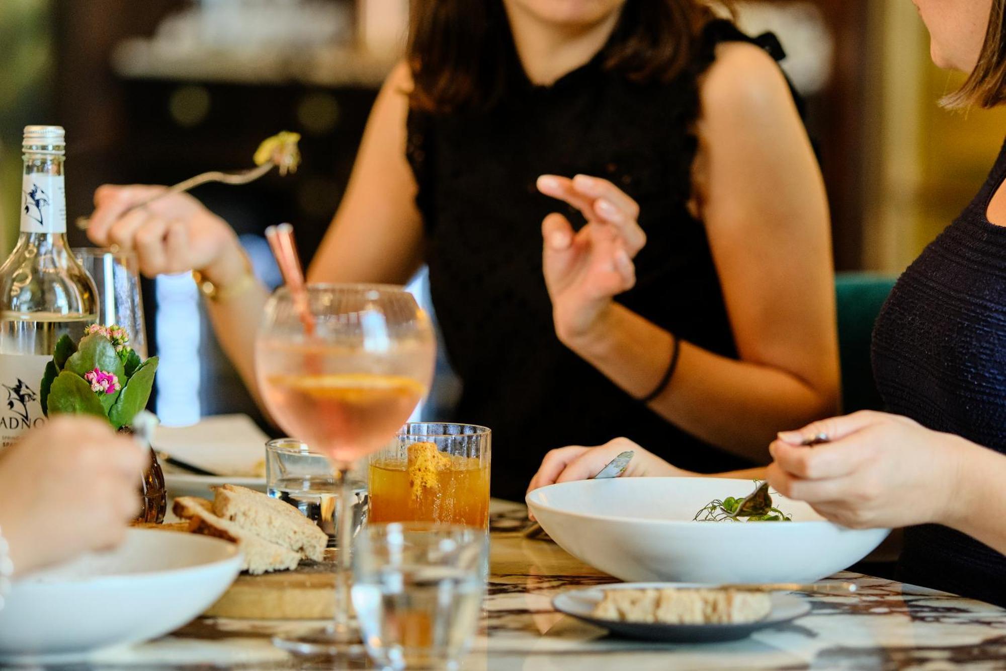 فندق سوفيتل لندن سانت جيمس المظهر الخارجي الصورة A woman eating with a knife and fork